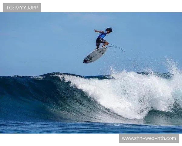 冲浪选手抓到完美浪头顺势滑行 冲浪选手抓到完美浪头顺势滑行